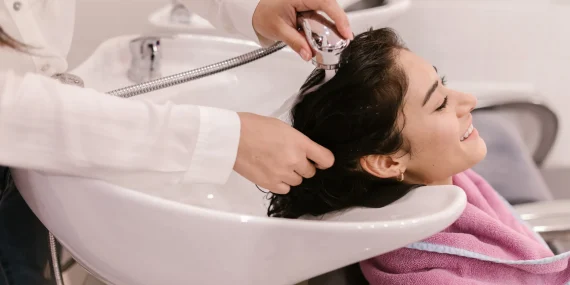 Como o hair botox capilar age nos fios danificados