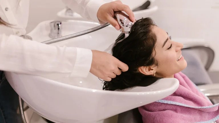 Como o hair botox capilar age nos fios danificados