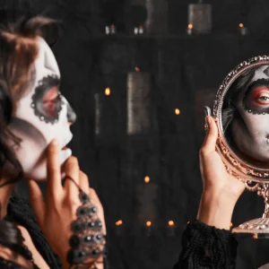Maquiagem inspirada nas tendências punk e indie sleaze makeup