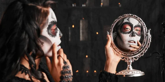 Maquiagem inspirada nas tendências punk e indie sleaze makeup