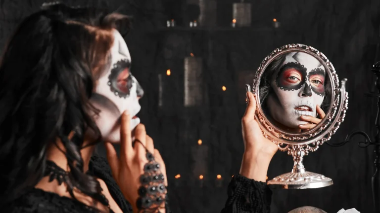 Maquiagem inspirada nas tendências punk e indie sleaze makeup
