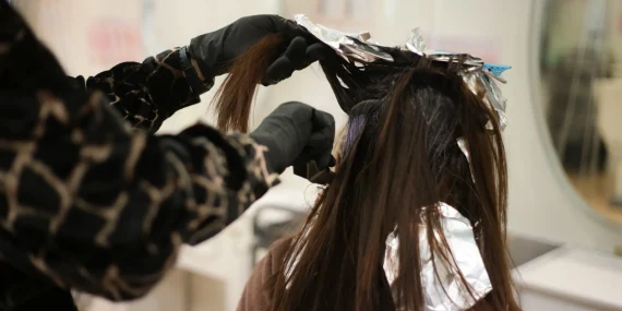 Tendência de cabelo liquid hair conquista os salões