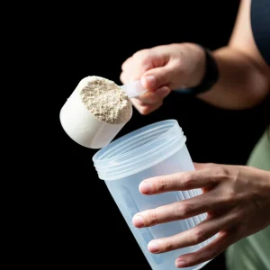 Whey protein ou proteína vegetal: qual faz sentido na sua rotina?